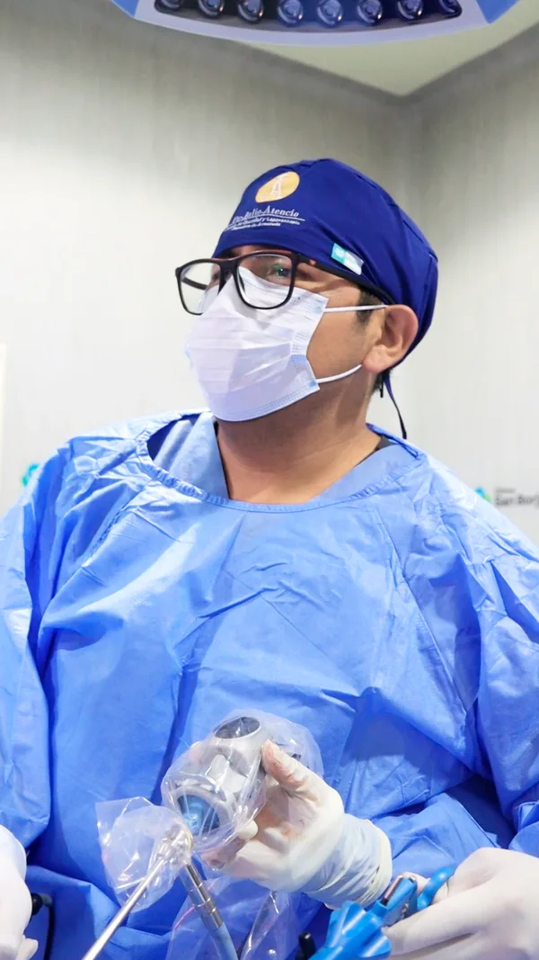 El Dr. Julio Atencio en sala de operaciones